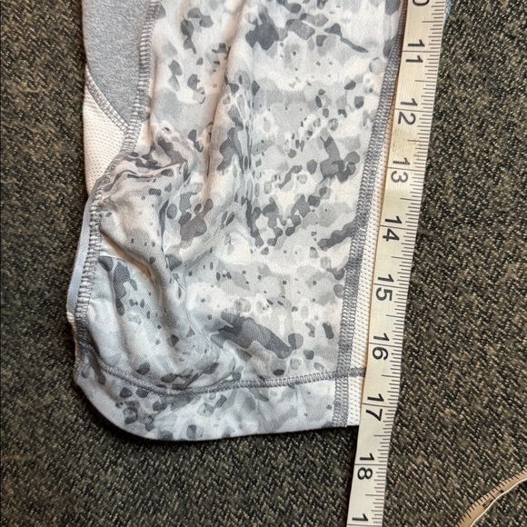 Athleta Grey and White Patterned Cropped Leggings sz M - Picture 6 of 11